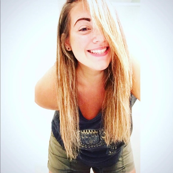 Nice to meet you🖖My name is Bri 💁🏻‍♀️ - Picture 6 of 7